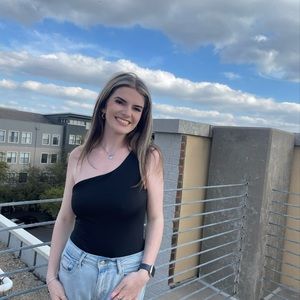 Meet your Posher, Caitlin